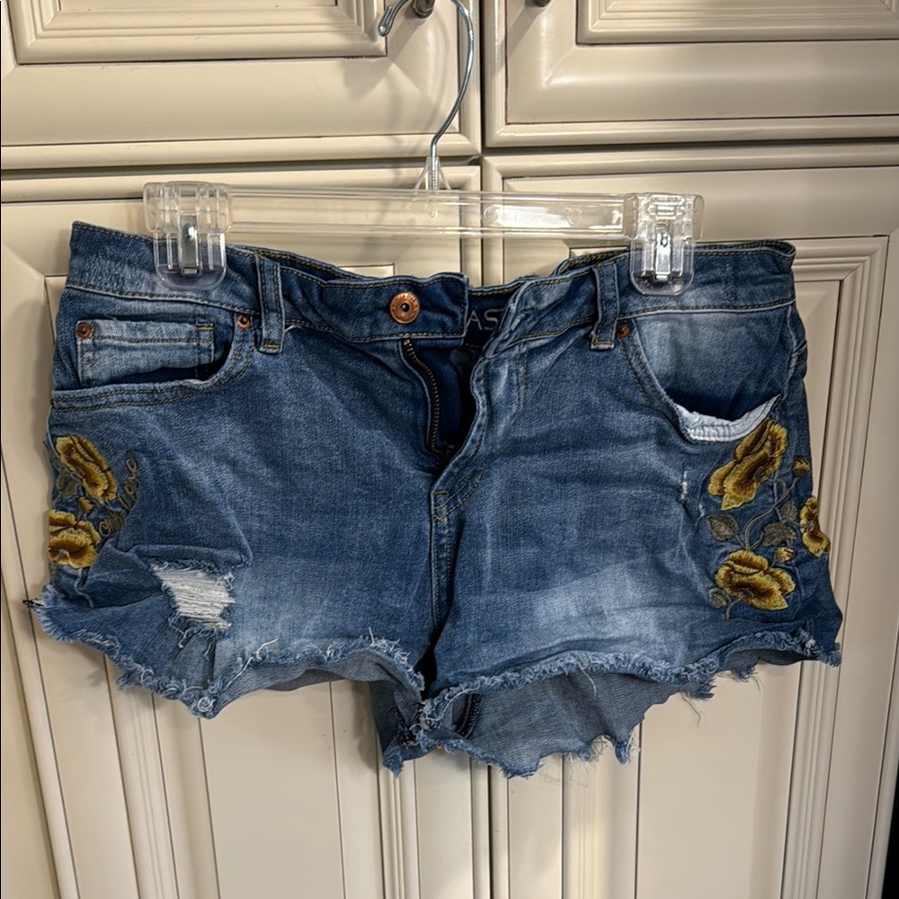 Vanilla Star 🌟 Mid Rise Shortie Floral Embroidered Jean Shorts